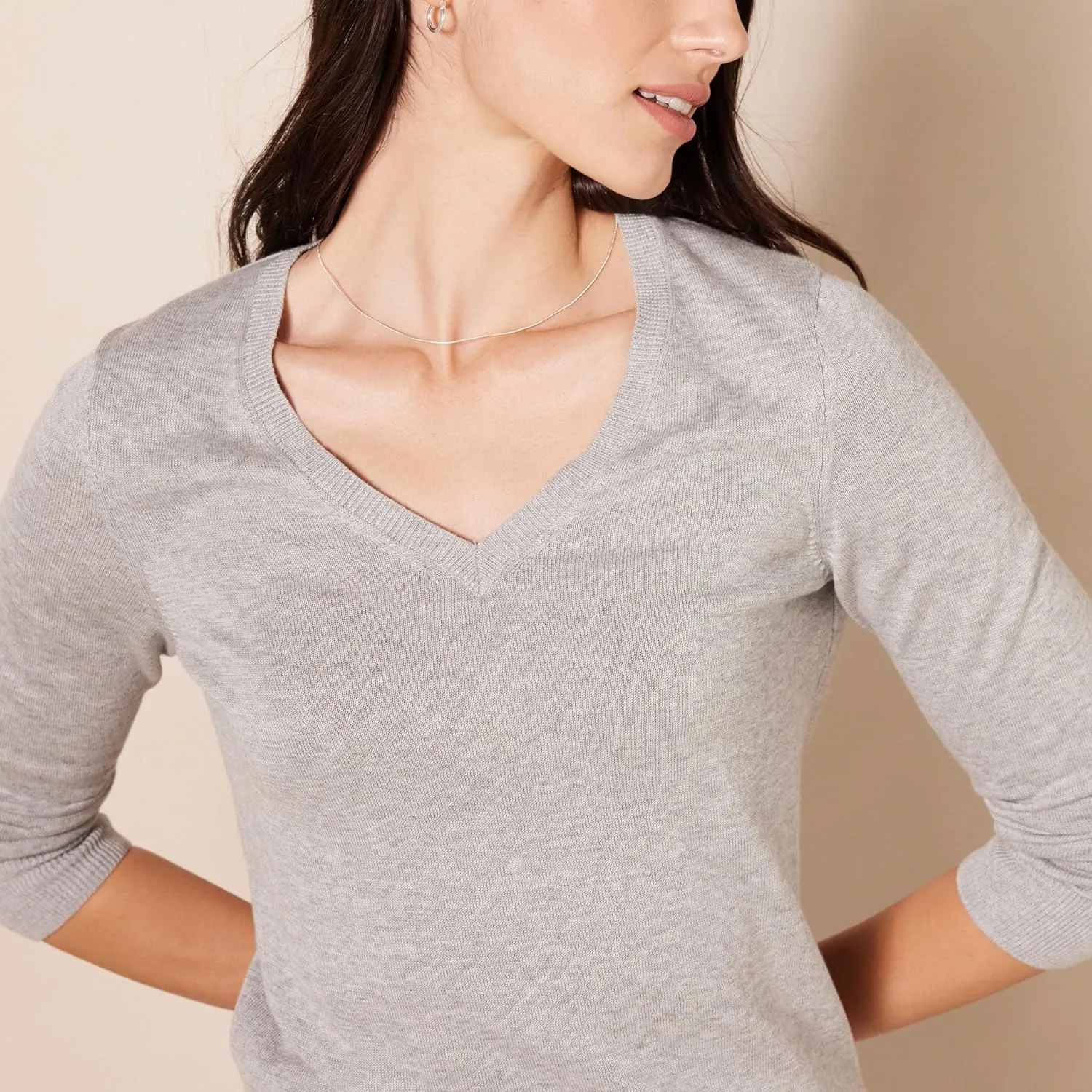 Amazon Essentials Women's Classic-Fit Lightweight Long-Sleeve V-Neck Sweater (Available in Plus Size)