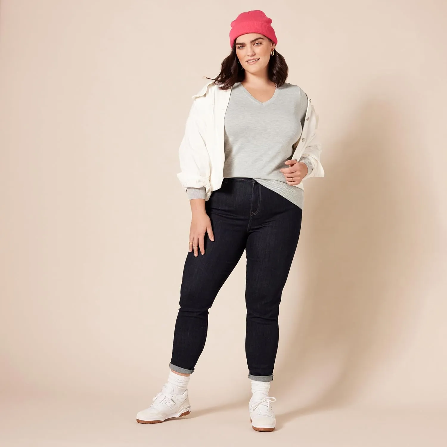 Amazon Essentials Women's Classic-Fit Lightweight Long-Sleeve V-Neck Sweater (Available in Plus Size)