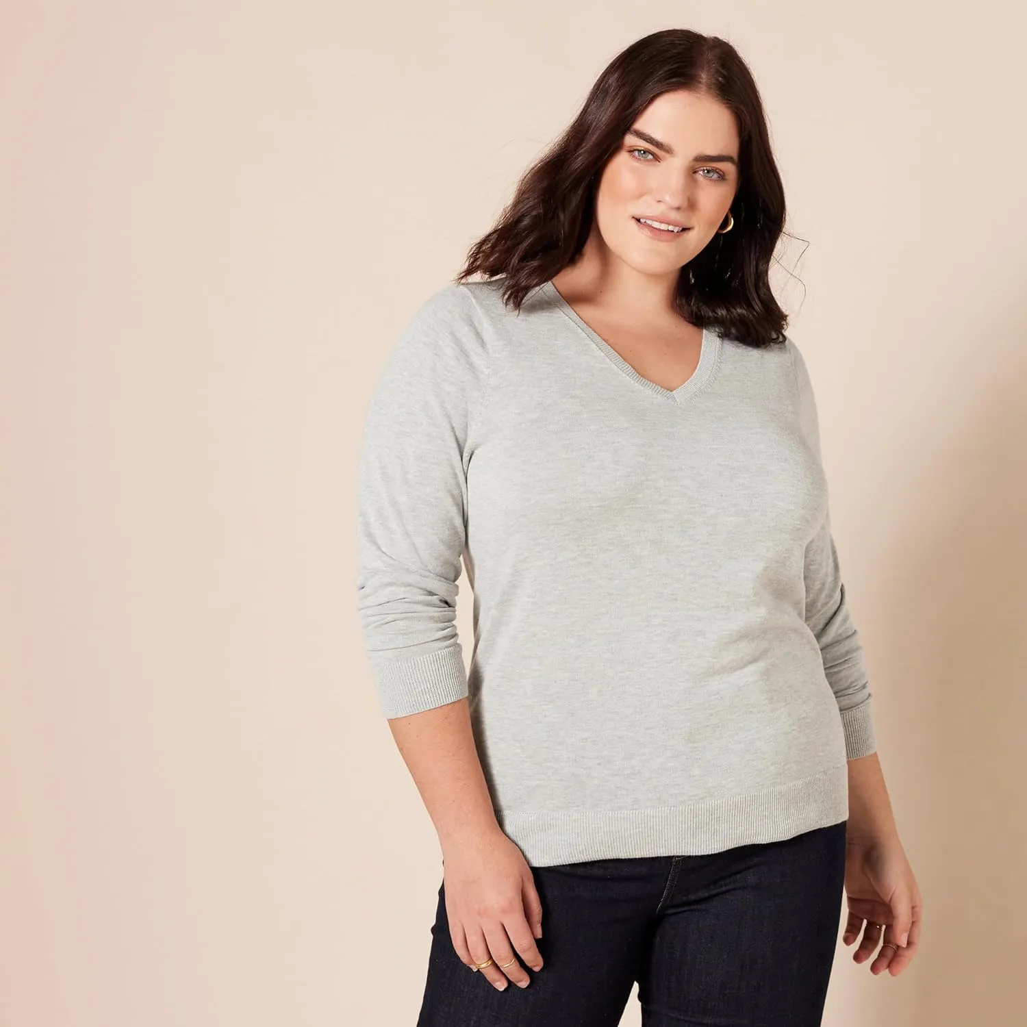 Amazon Essentials Women's Classic-Fit Lightweight Long-Sleeve V-Neck Sweater (Available in Plus Size)